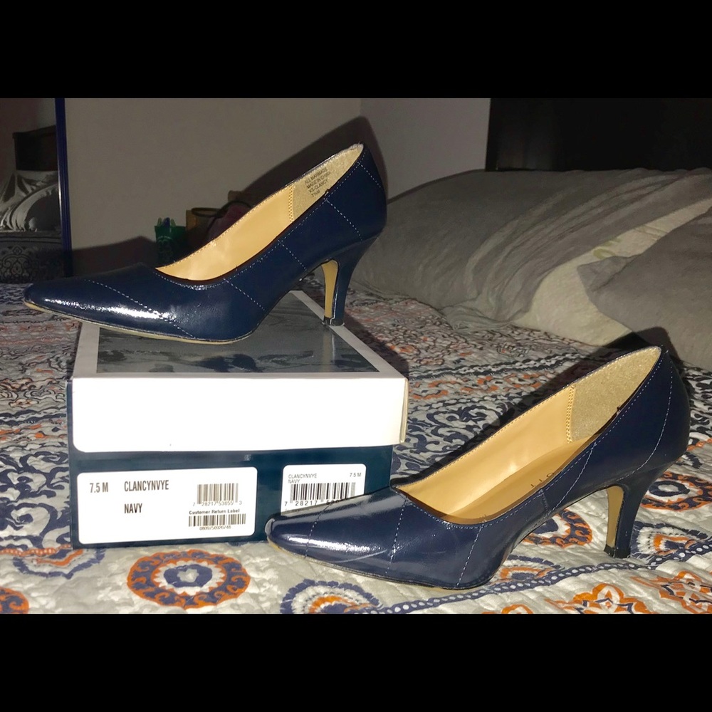 Karen Scott Pumps